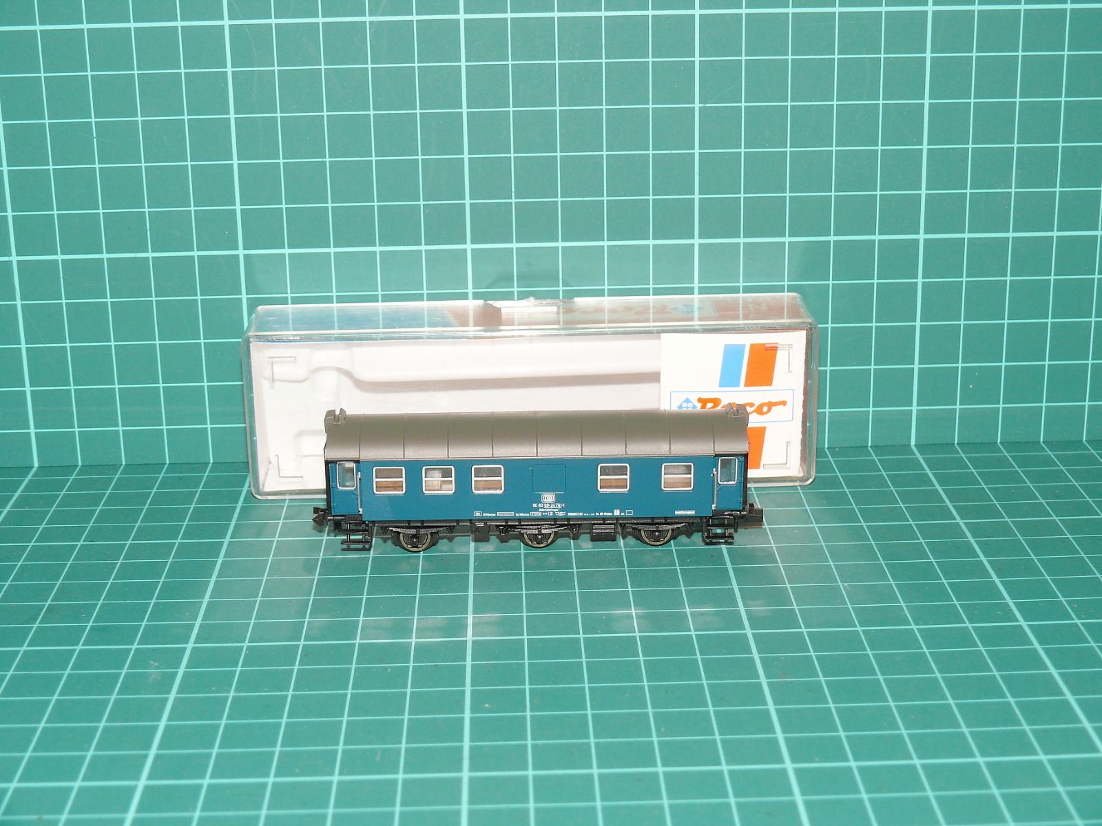 Roco N 25359 Třínápravový přestavbový osobní vůz 1./2. třídy AB3yge DB, ep. IV – N