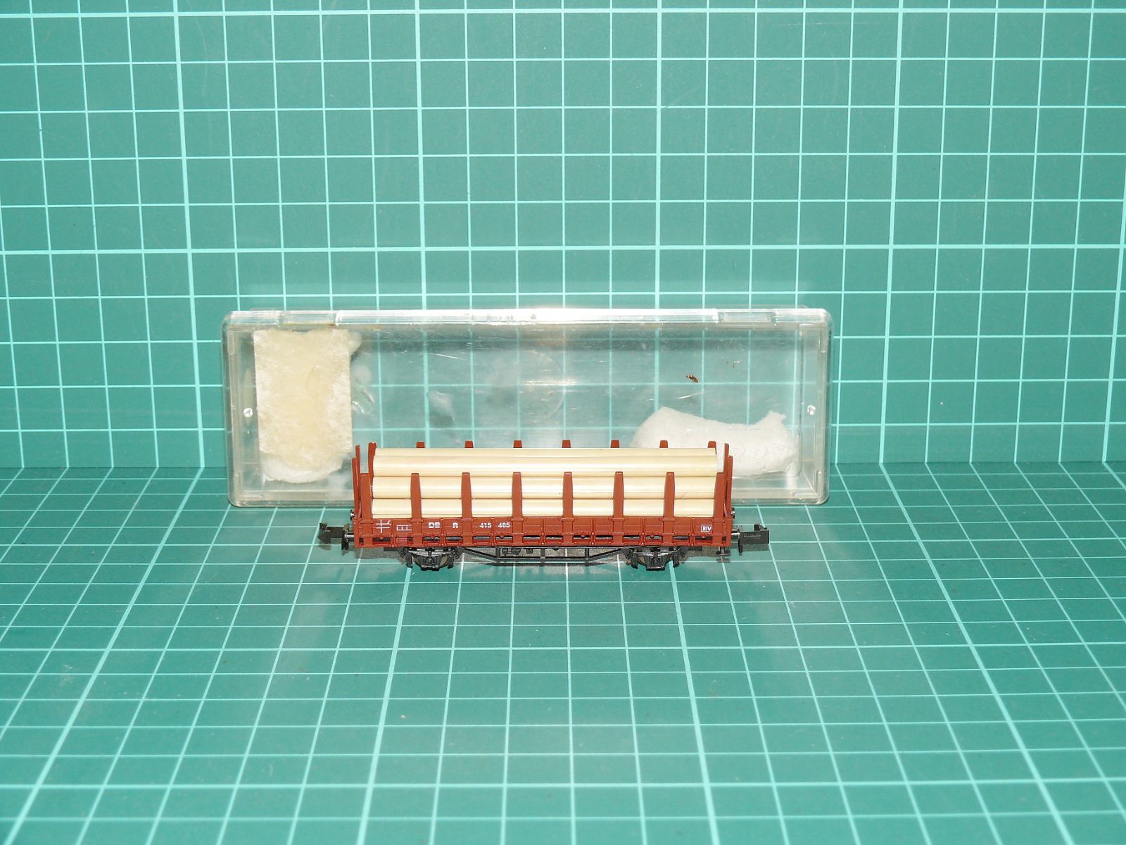 Minitrix N 51 3168 00 Dvounápravový klanicový vůz Rmrso 31 s nákladem kmenů DB, ep. III – N