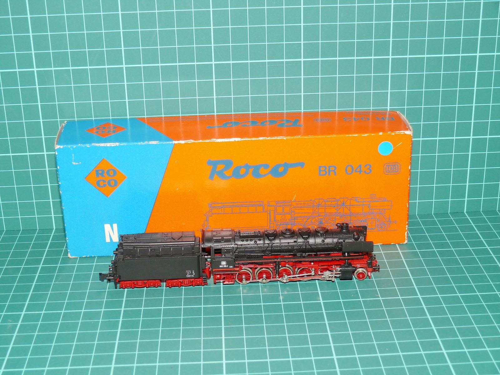 Roco N 02106A (23204) Těžká parní lokomotiva BR 043 s vanovým tendrem DB, ep. IV – N