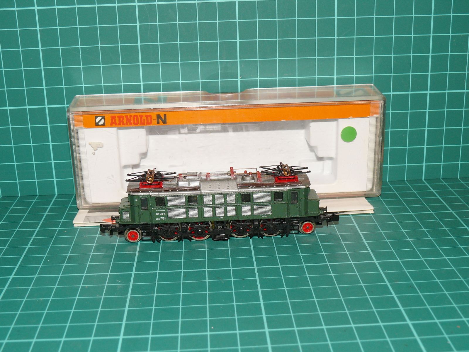 Arnold N 2456 Starší elektrická lokomotiva řady 117 DB, ep. IV – N