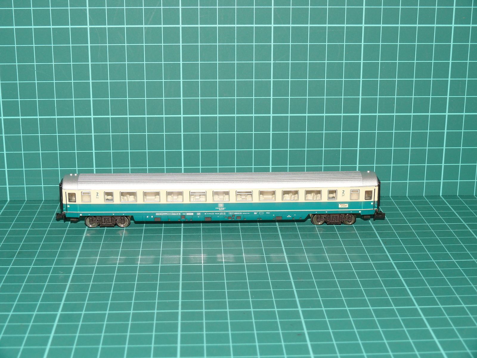 Fleischmann N 8111 Čtyřnápravový rychlíkový osobní vůz 2. třídy Bm 234 DB, ep. IV – N