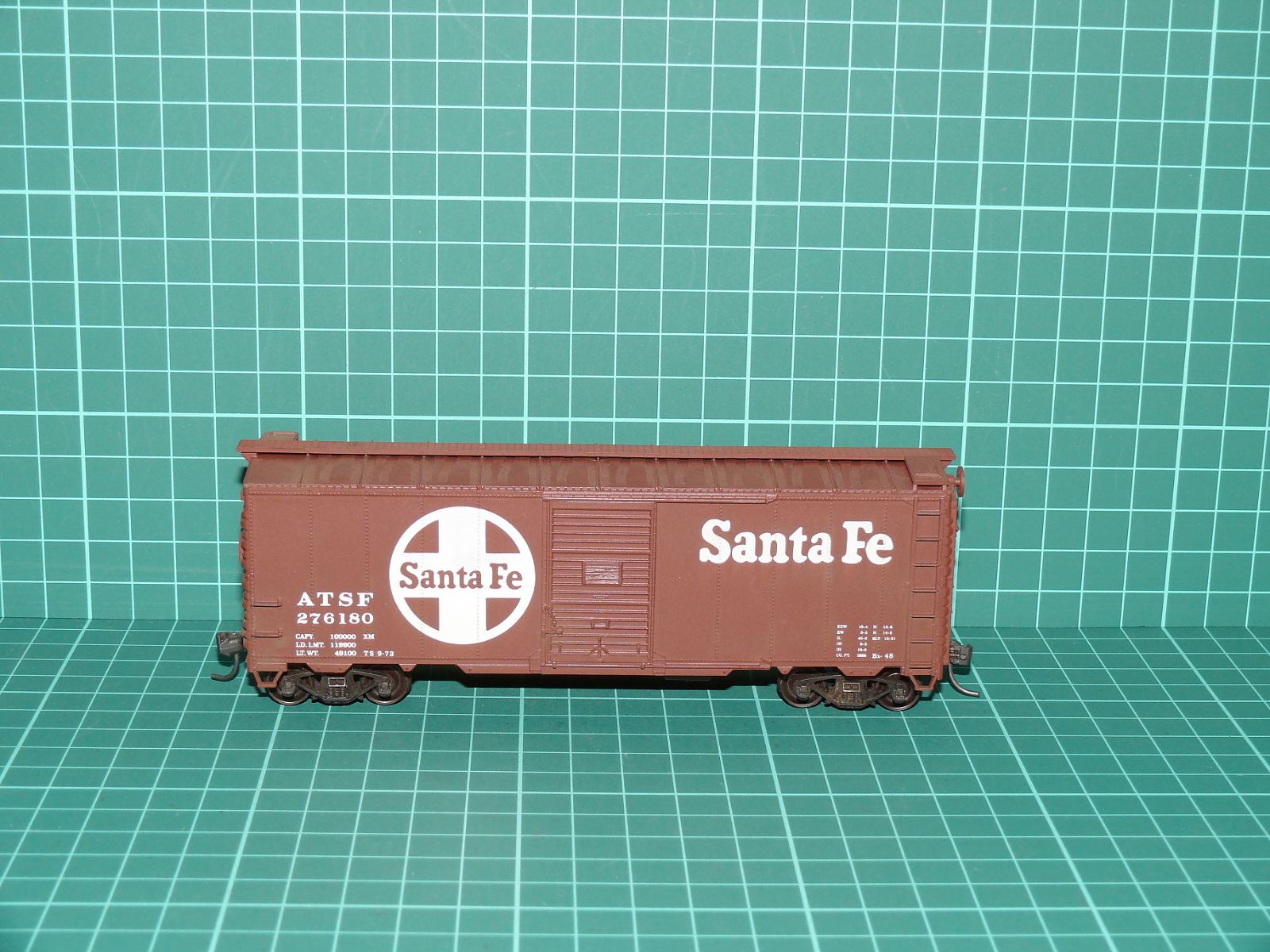 Athearn H0 Čtyřnápravový krytý nákladní vůz 40' Boxcar ATSF Santa Fe – H0