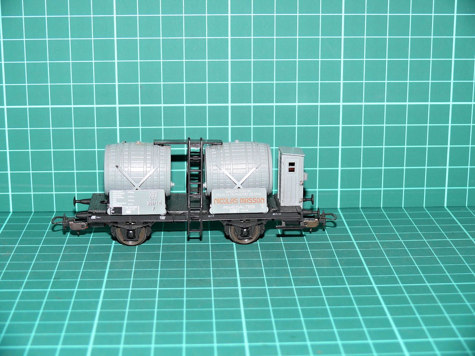 Piko H0 - Dvounápravový vůz na přepravu vína se dvěma sudy „NICOLAS MASSON“ (SBB CFF) s budkou (1:87) – H0