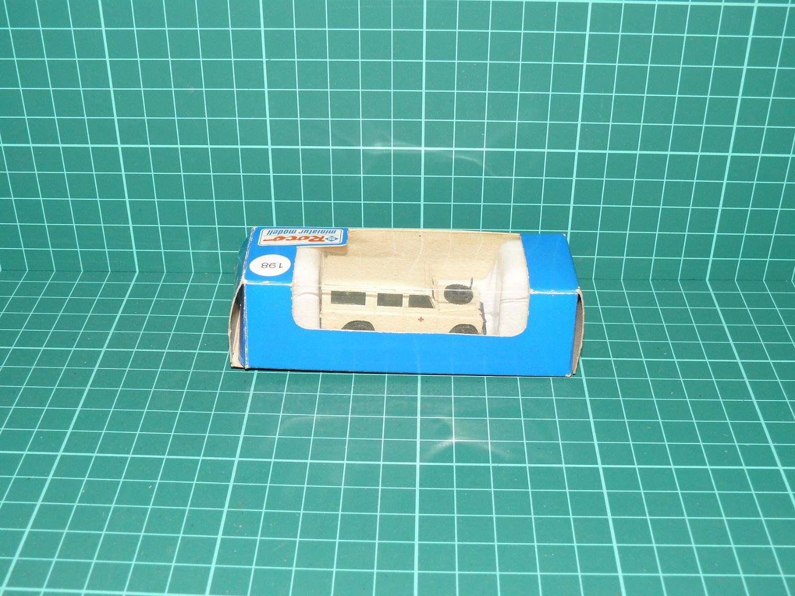 Roco H0 1380 Terénní automobil Land Rover Sanitní vůz (RT. KR.) v krabičce – H0
