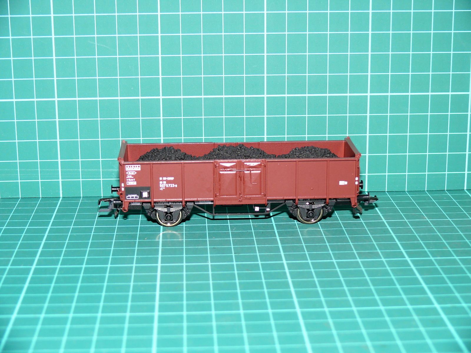 Roco H0 - Dvounápravový vysokostěnný otevřený vůz Es (ÖBB) hnědý s nákladem uhlí (1:87) – H0