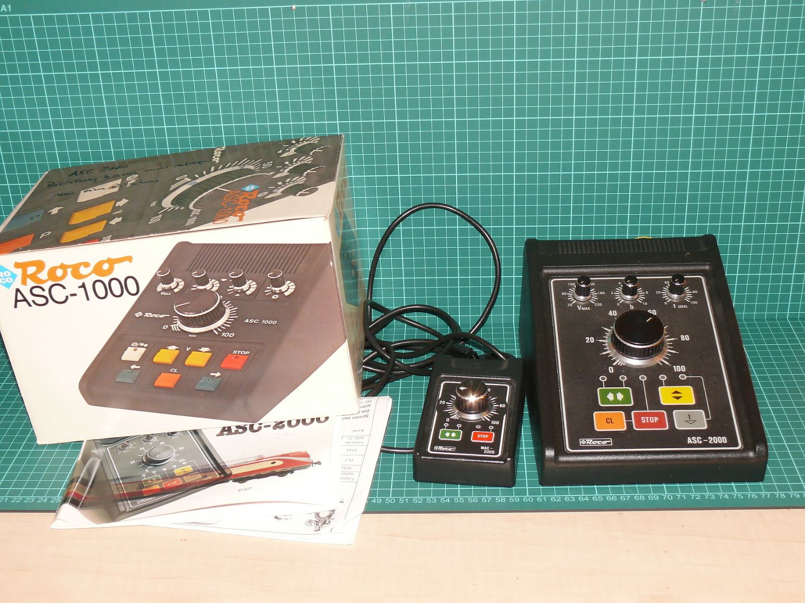 Roco H0 – Elektronický regulátor ASC-2000 s ručním ovladačem WAC-2000, návodem a krabicí – Napájení