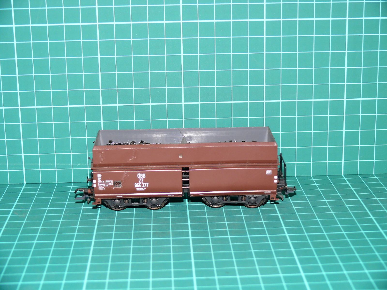Klein Modellbahn H0 - Čtyřnápravový samovýsypný vůz ZZ / Fad (ÖBB) hnědý s plošinou a zbytkem uhlí (1:87) – H0