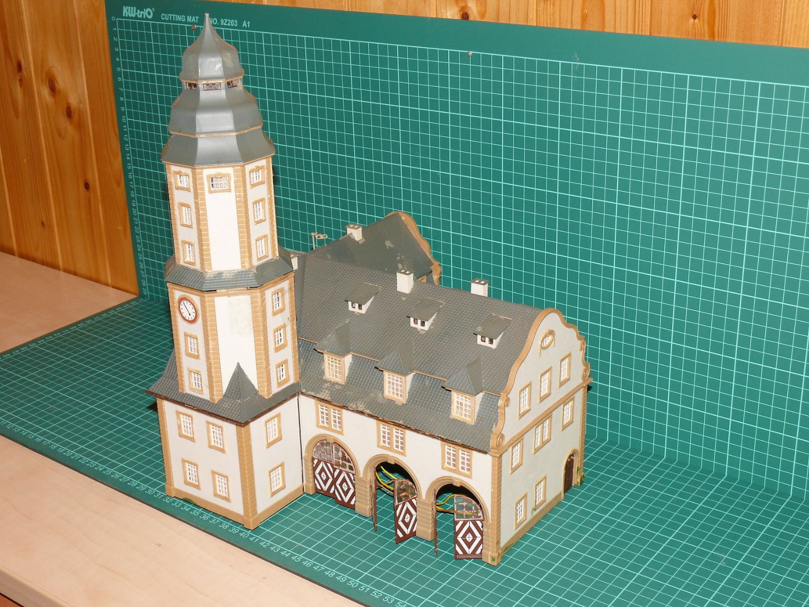 Vollmer H0 3757 (43757) – Historická radnice s věží a hasičskou zbrojnicí (sestavený model) – H0