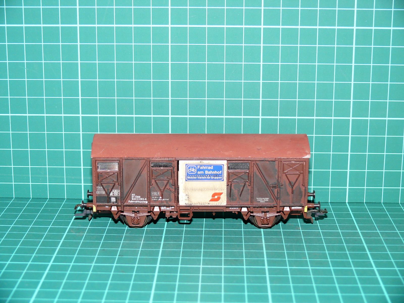 Roco H0 - Dvounápravový krytý nákladní vůz Gs „Fahrrad am Bahnhof“ (ÖBB) s patinou (1:87) – H0