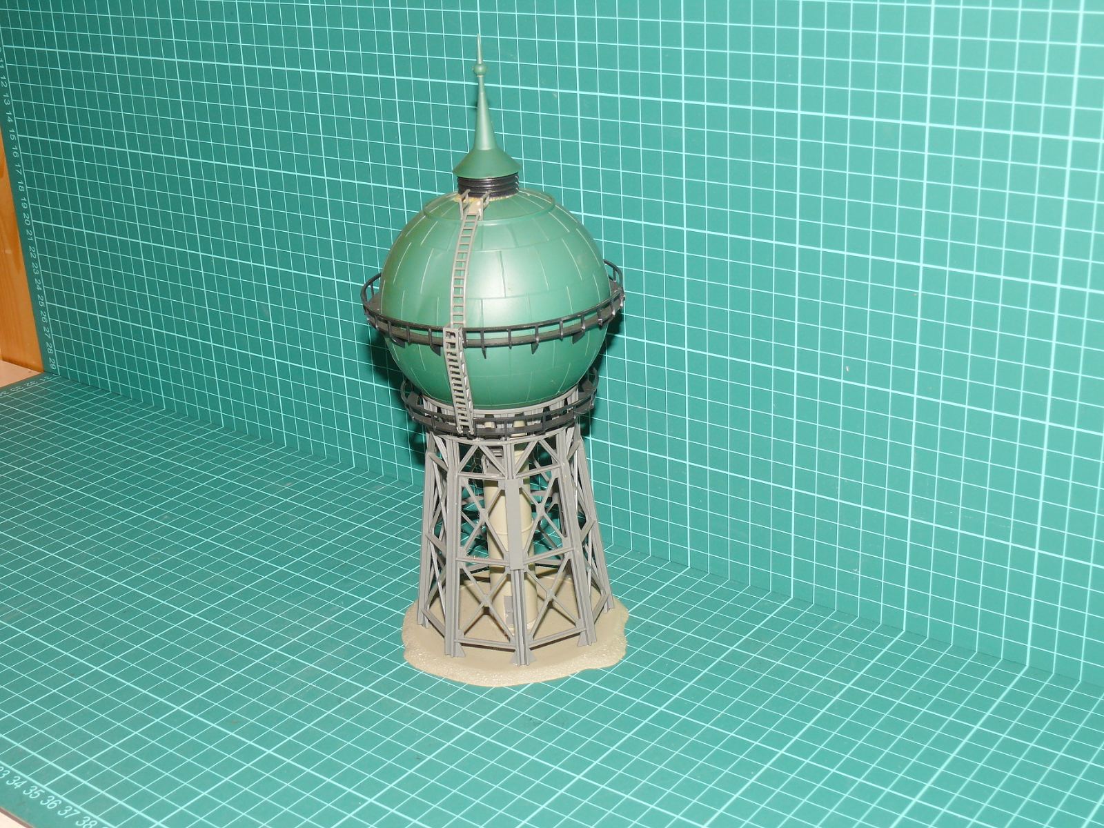 Faller H0 120146 (B-146) – Železniční kulový vodojem na ocelové příhradové věži (sestavený model) – H0
