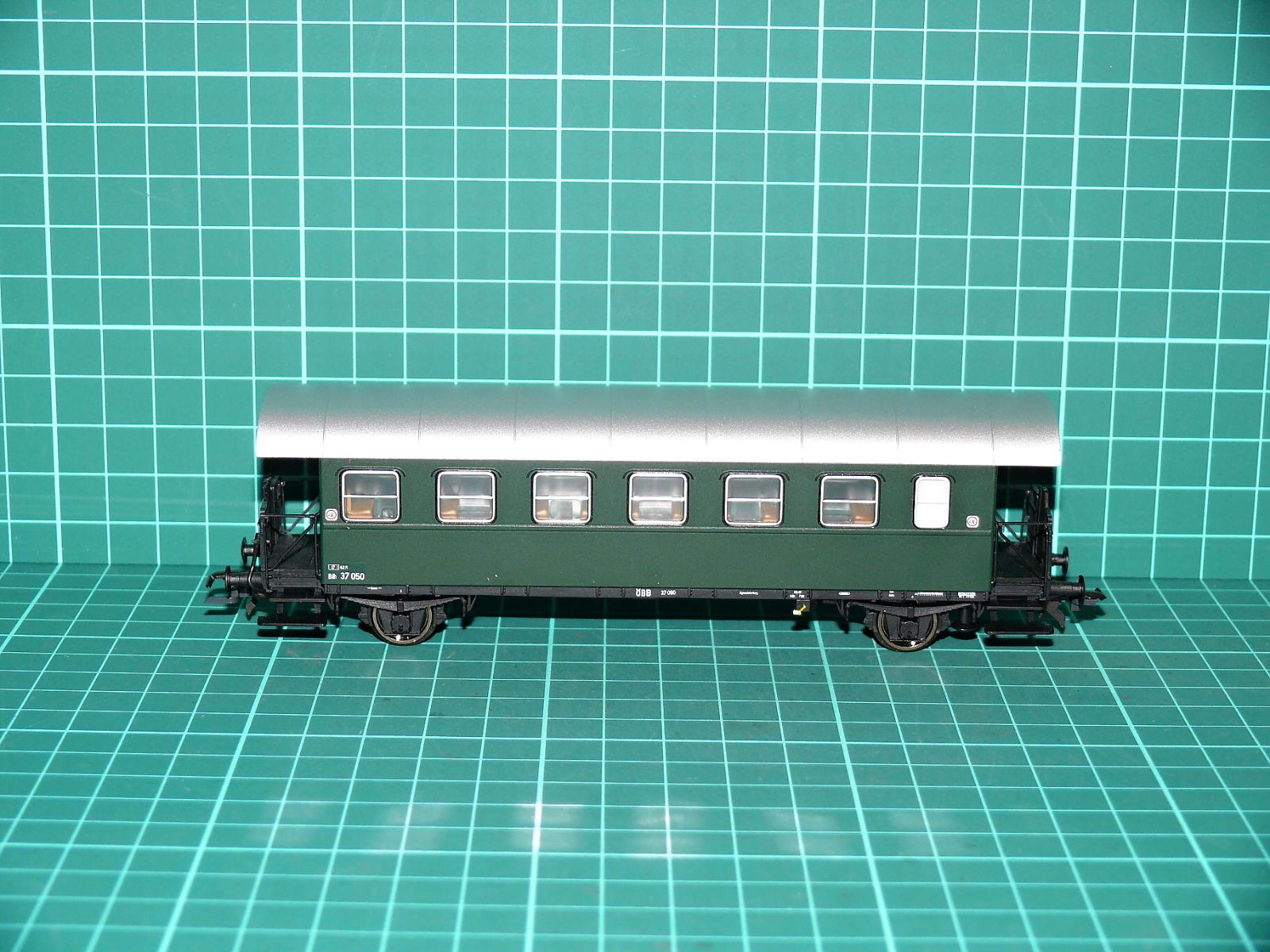 Roco 64390 A H0 - Dvounápravový osobní vůz Bi (ÖBB) zelený se stříbrnou střechou (1:87) – H0