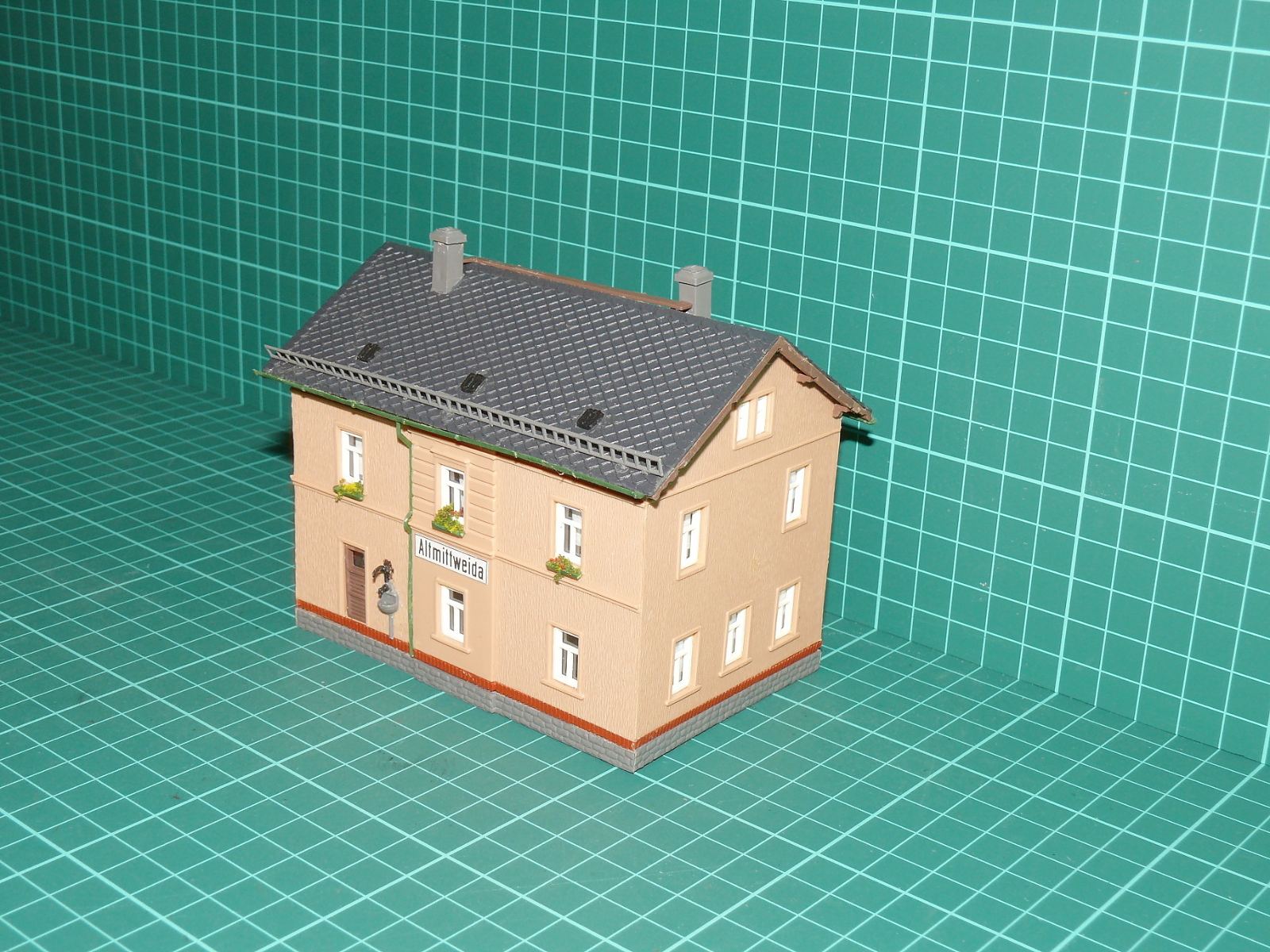 Auhagen H0 11342 – Nádraží / staniční budova Altmittweida (sestavený model) – H0