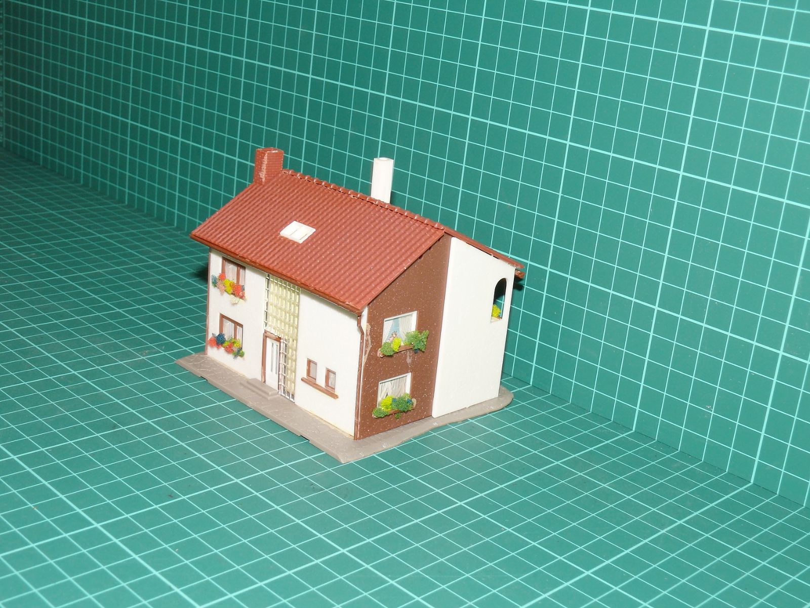 H0 – Moderní rodinný dům / patrová vila s terasou a venkovním krbem (sestavený model) – H0