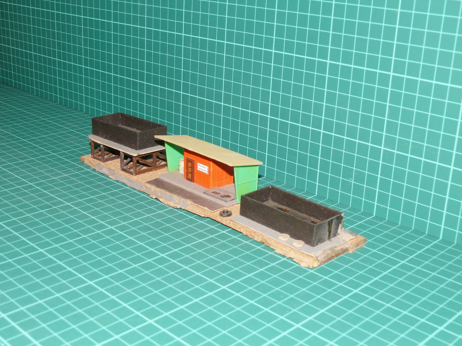 H0 – Zbrojení lokomotiv / uhelné a materiálové sklady s přístřeškem a zásobníky (sestavené diorama) – H0