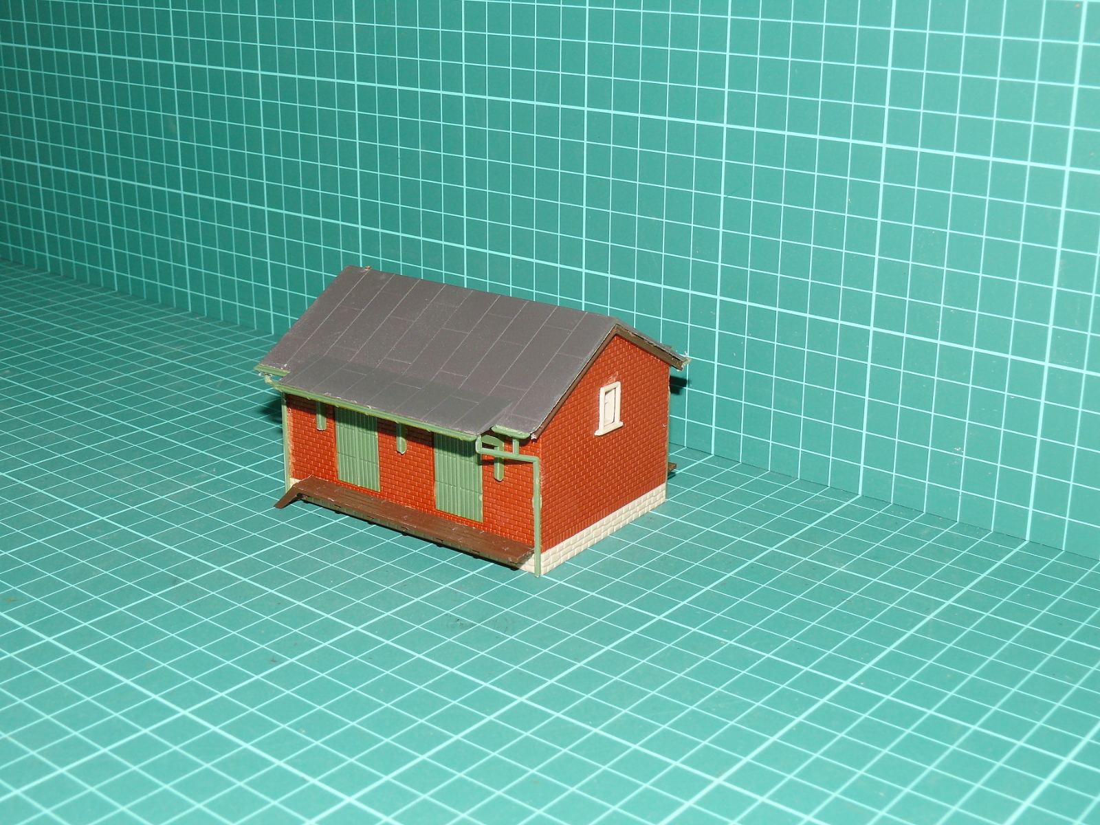 H0 – Cihlové drážní skladiště / překladiště s rampou (sestavený model) – H0