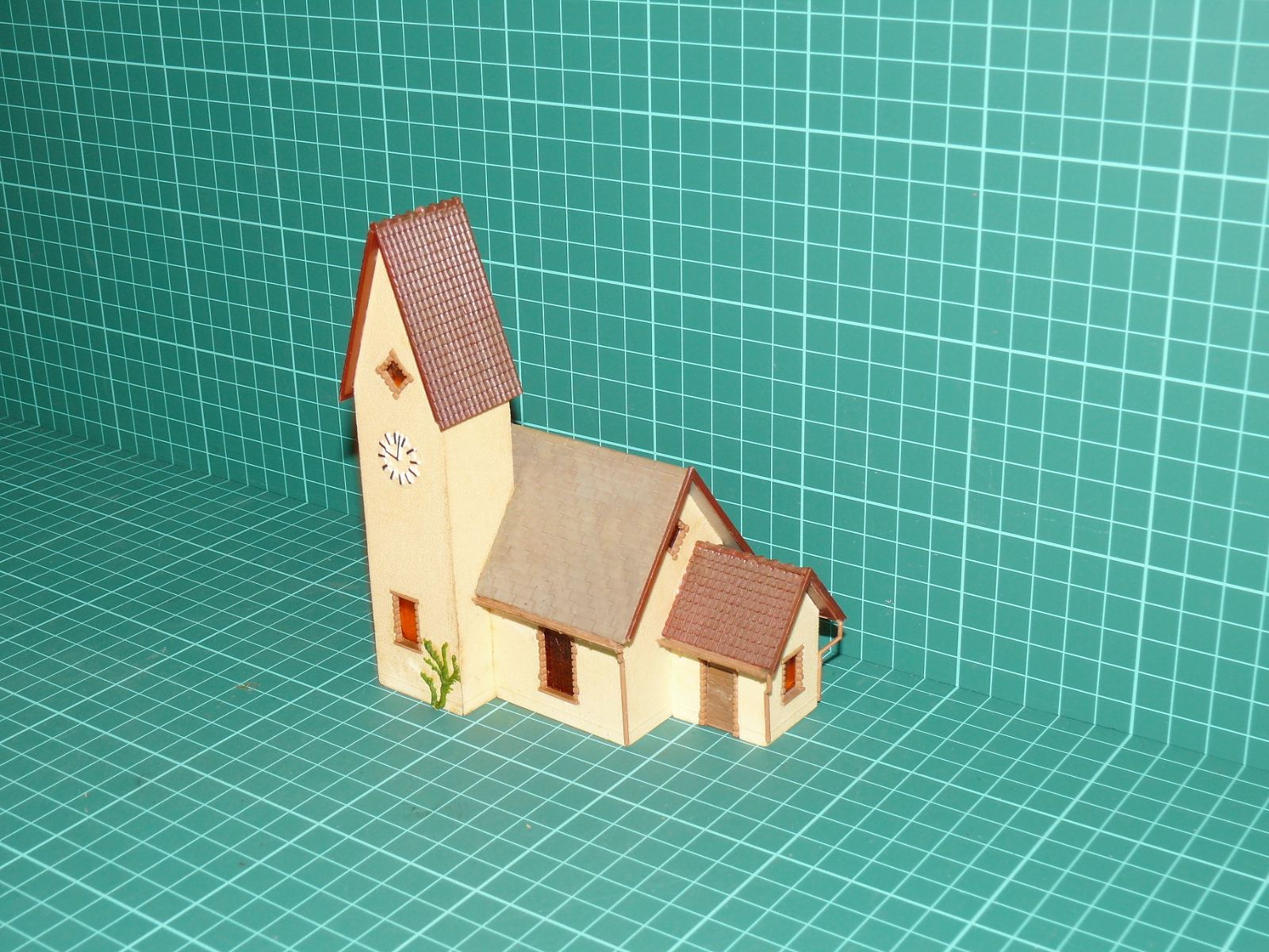 H0 – Vesnický kostelík / horská kaple se štíhlou věží a hodinami (sestavený model) – H0