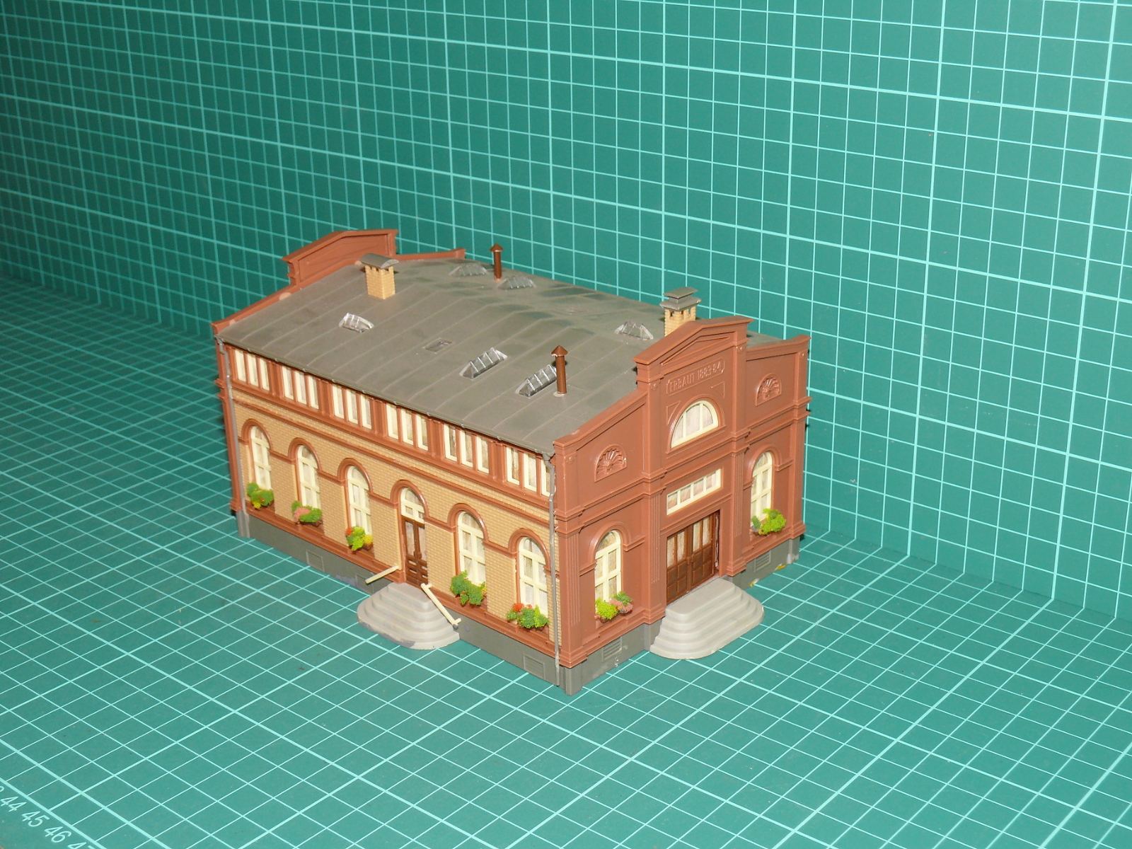 Auhagen H0 11394 – Městská tělocvična / společenský dům Turnhalle (sestavený model) – H0