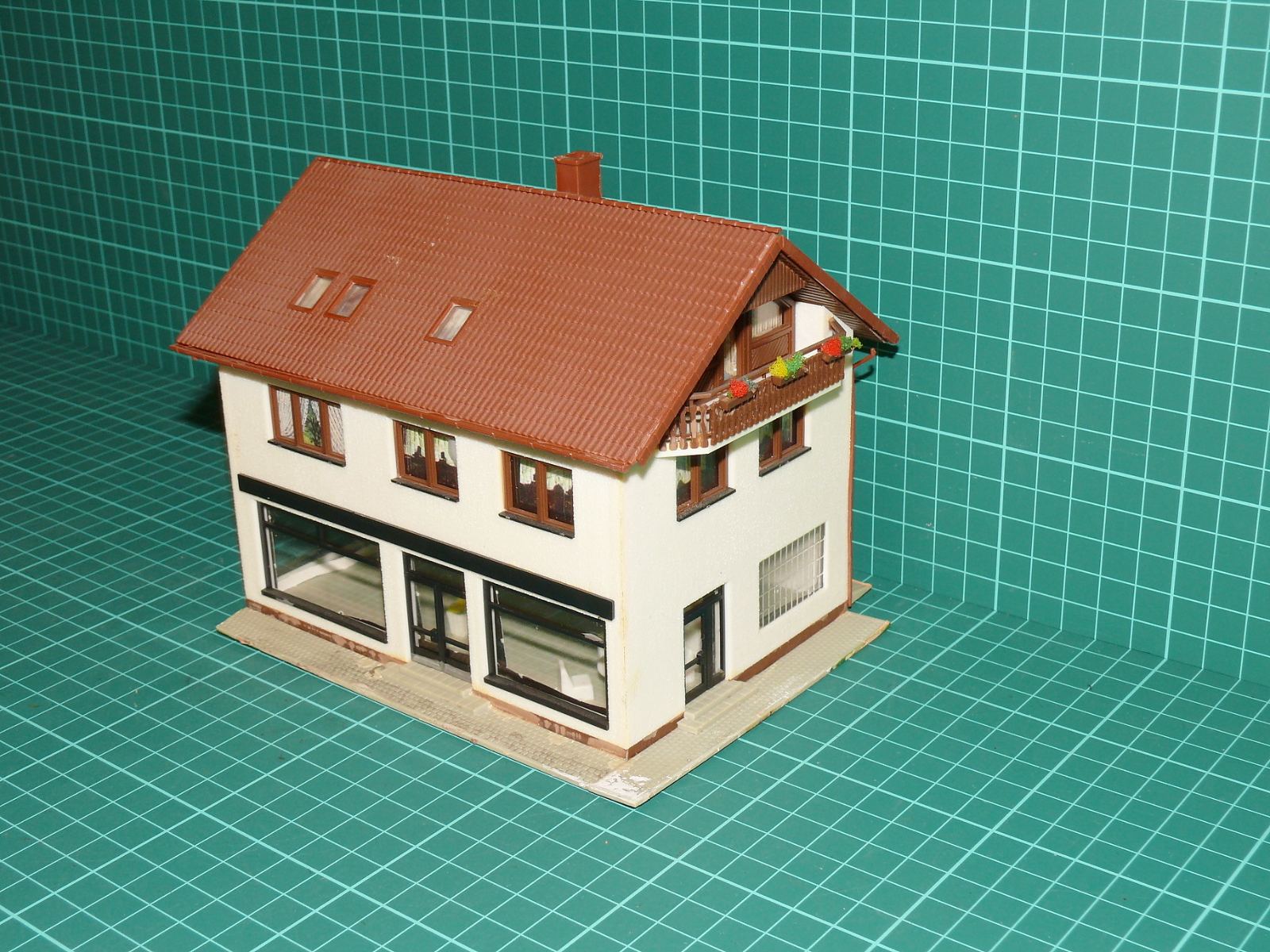 H0 – Patrový obytný dům s obchodem v přízemí, garáží a podkrovním balkonem (sestavený model)H0 – Patrový obytný dům s obchodem v přízemí, garáží a podkrovním balkonem (sestavený model) – H0