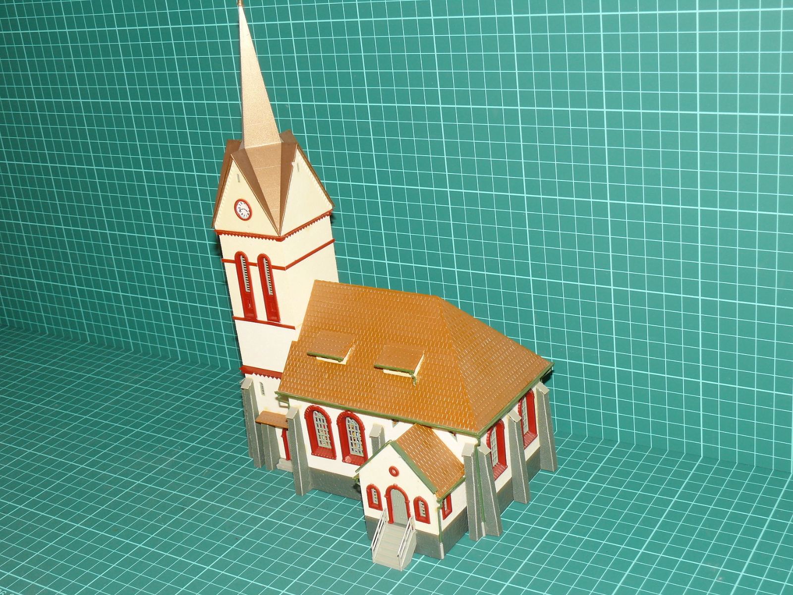 H0 – Gotický venkovský kostel s vysokou jehlancovou věží a opěráky (sestavený model) – H0