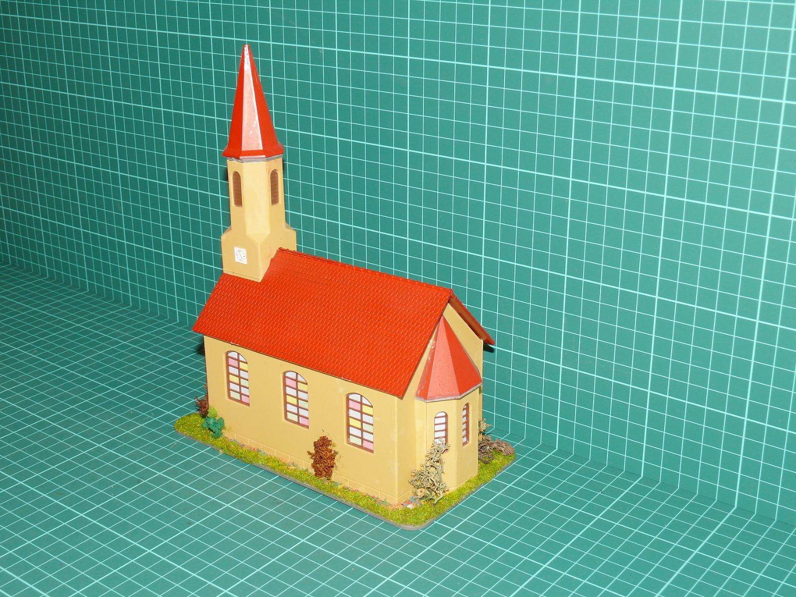 H0 / TT – Venkovský kostelík se špičatou věží a travnatou podstavou (sestavený model) – H0