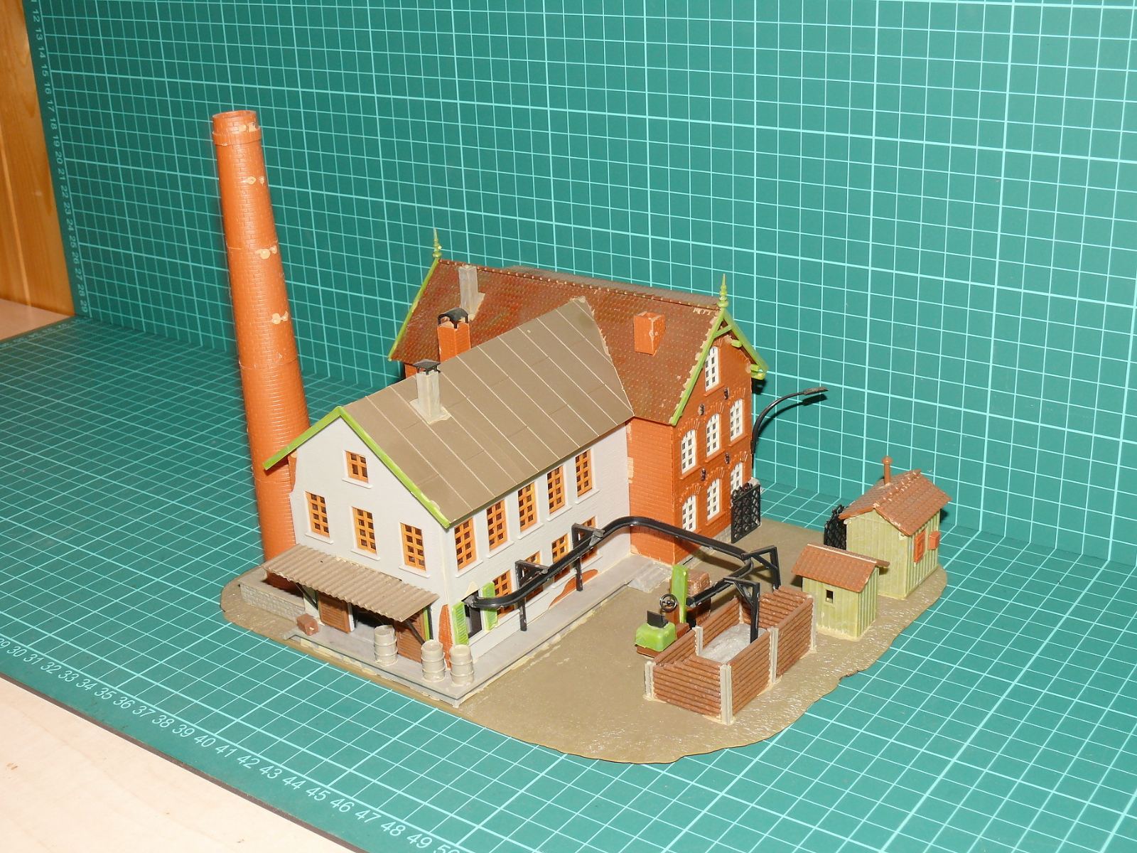H0 – Historický tovární areál s komínem, kotelnou a vrátnicí „Heine & Sohn“ (sestavené diorama) – H0