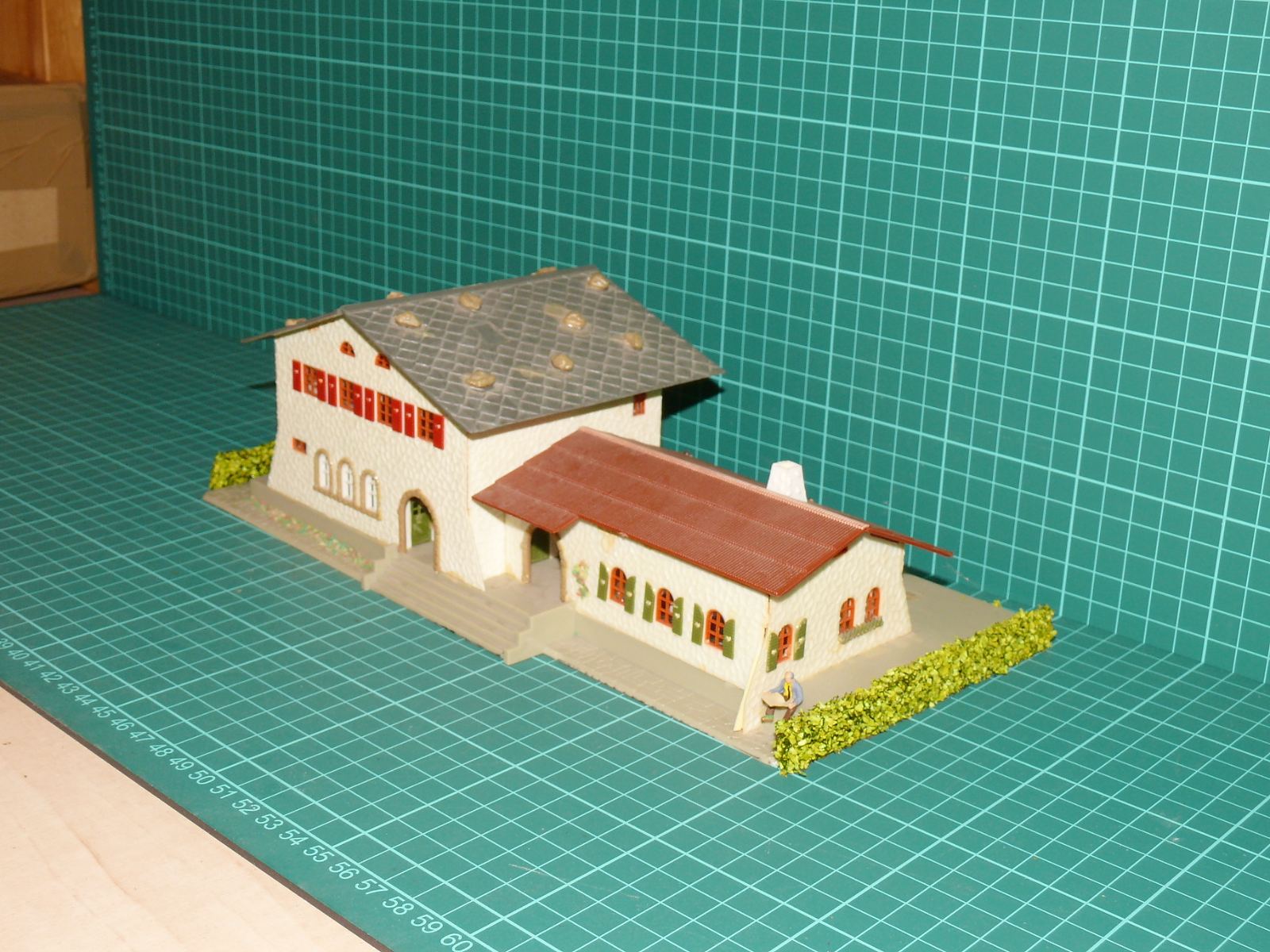 H0 – Alpský horský statek / selská usedlost s pavlačí, hospodářským křídlem a figurkami (sestavené diorama) – H0