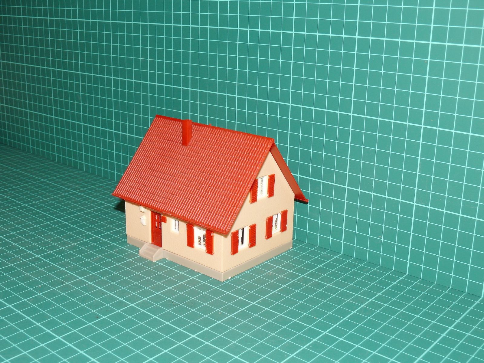 H0 – Malý rodinný domek / venkovské stavení s červenými okenicemi (sestavený model) – H0