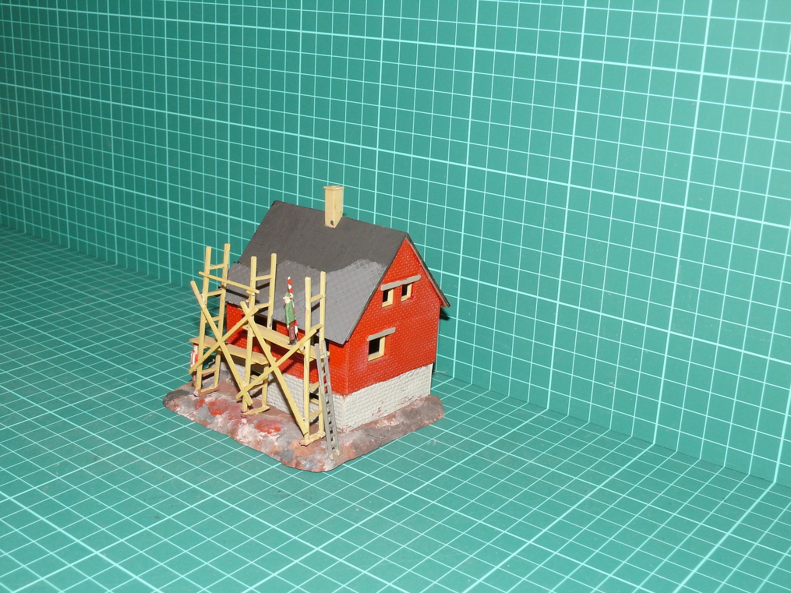 H0 – Rodinný dům ve výstavbě / rekonstrukci s dřevěným lešením a zedníky (sestavené diorama) – H0