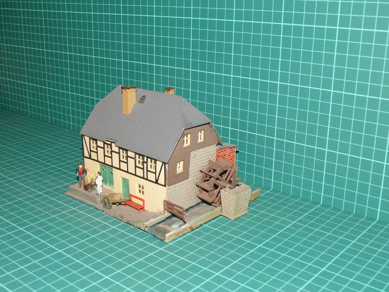 H0 – Historický hrázděný vodní mlýn s funkčním mlýnským kolem a figurkami (sestavené diorama) – H0