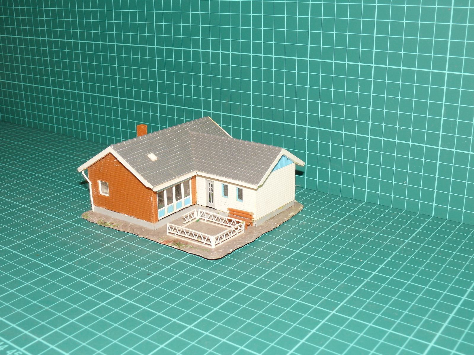 H0 – Moderní přízemní rodinný dům / bungalov do L s terasou a prosklenou verandou (sestavený model) – H0
