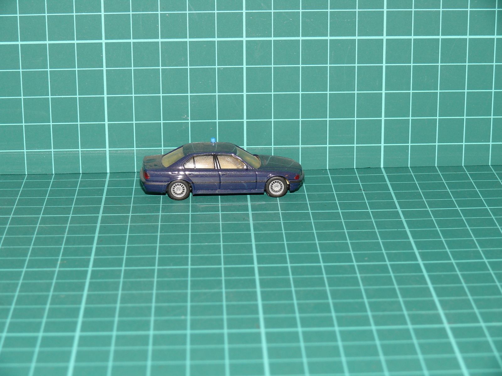Herpa H0 - Osobní automobil BMW řady 7 (E38) s modrým majákem, tmavě modrá metalíza – H0