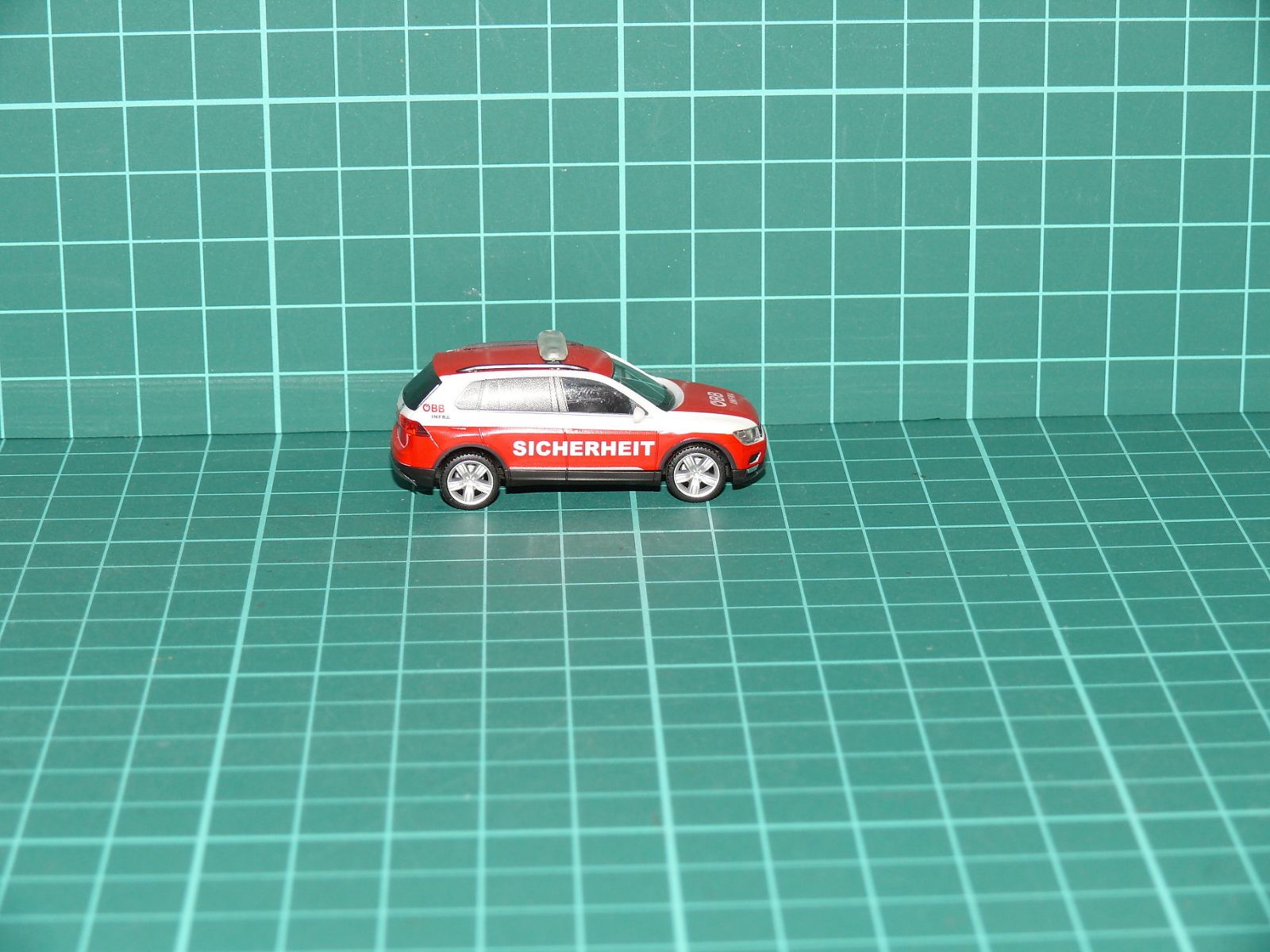 Herpa H0 - Osobní automobil Volkswagen Tiguan "ÖBB Infra - SICHERHEIT" – H0