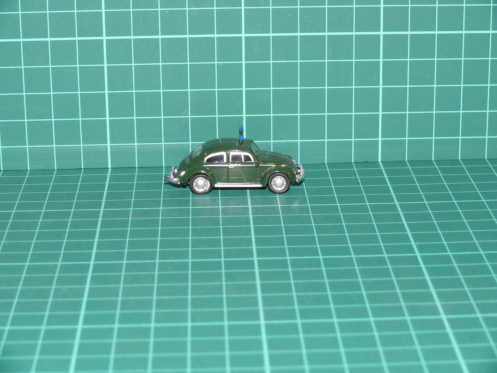 Schuco H0 - Osobní automobil Volkswagen Brouk (Käfer) "Polizei", zelená barva – H0