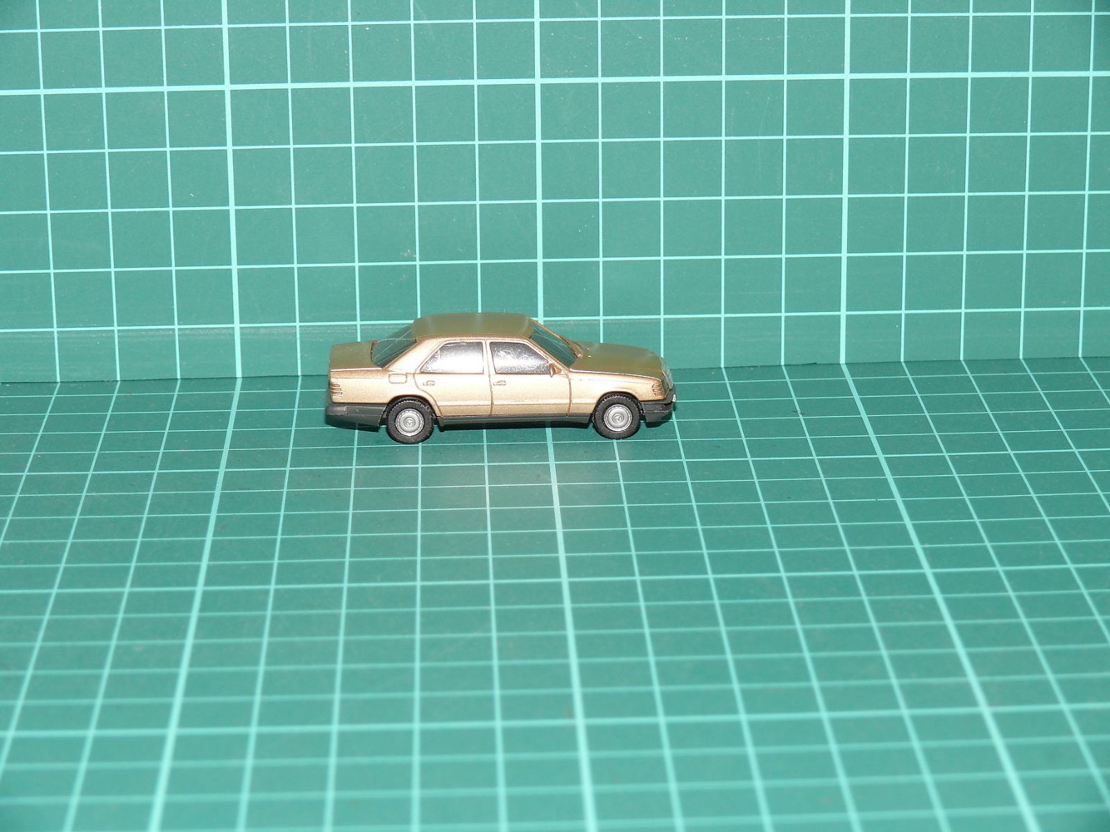 Herpa H0 - Osobní automobil Mercedes-Benz 200/300 E (W124), zlatá metalíza – H0