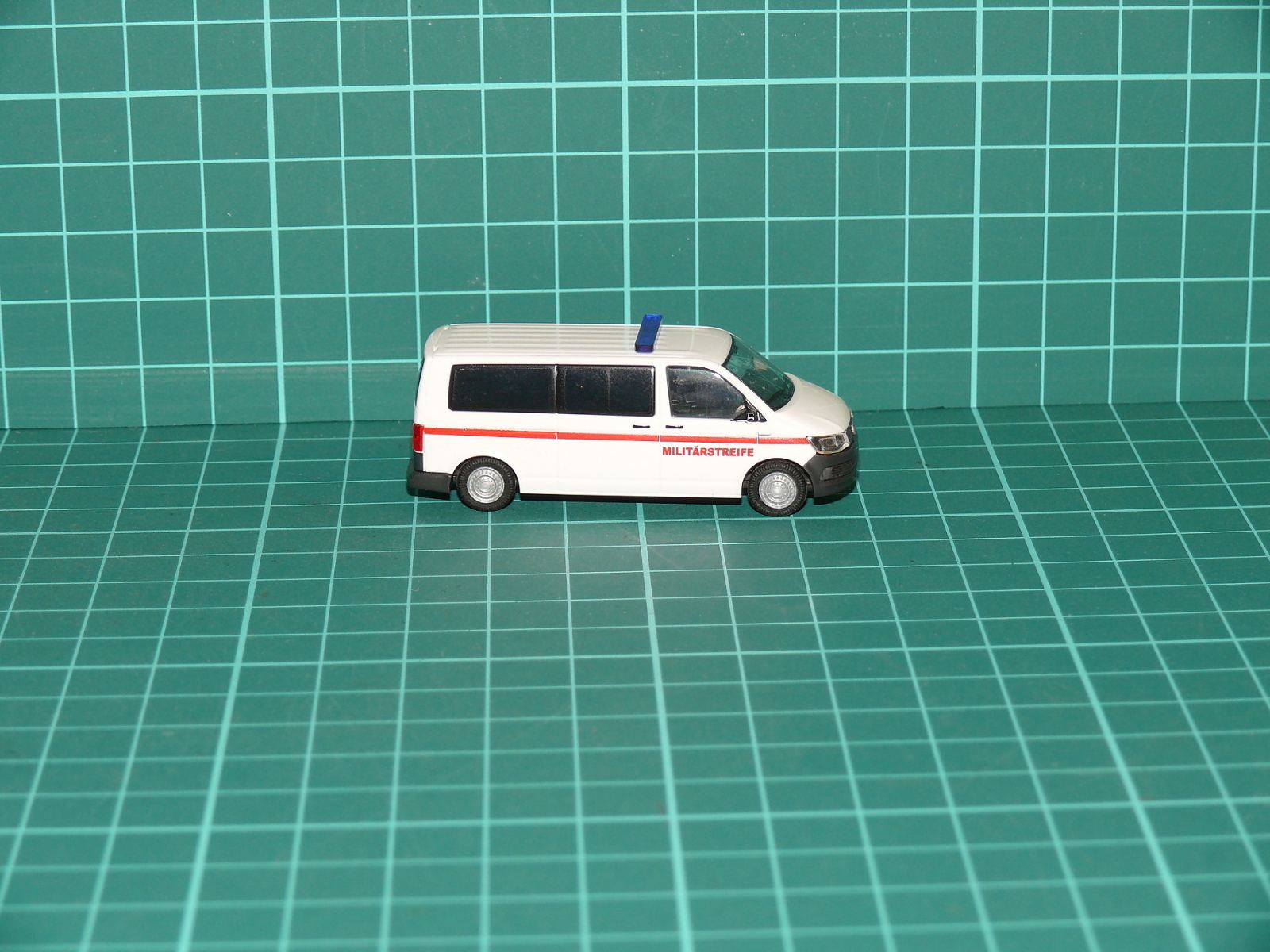 Rietze H0 - Dodávkový automobil Volkswagen T6 "MILITÄRSTREIFE" (rakouská vojenská policie) – H0