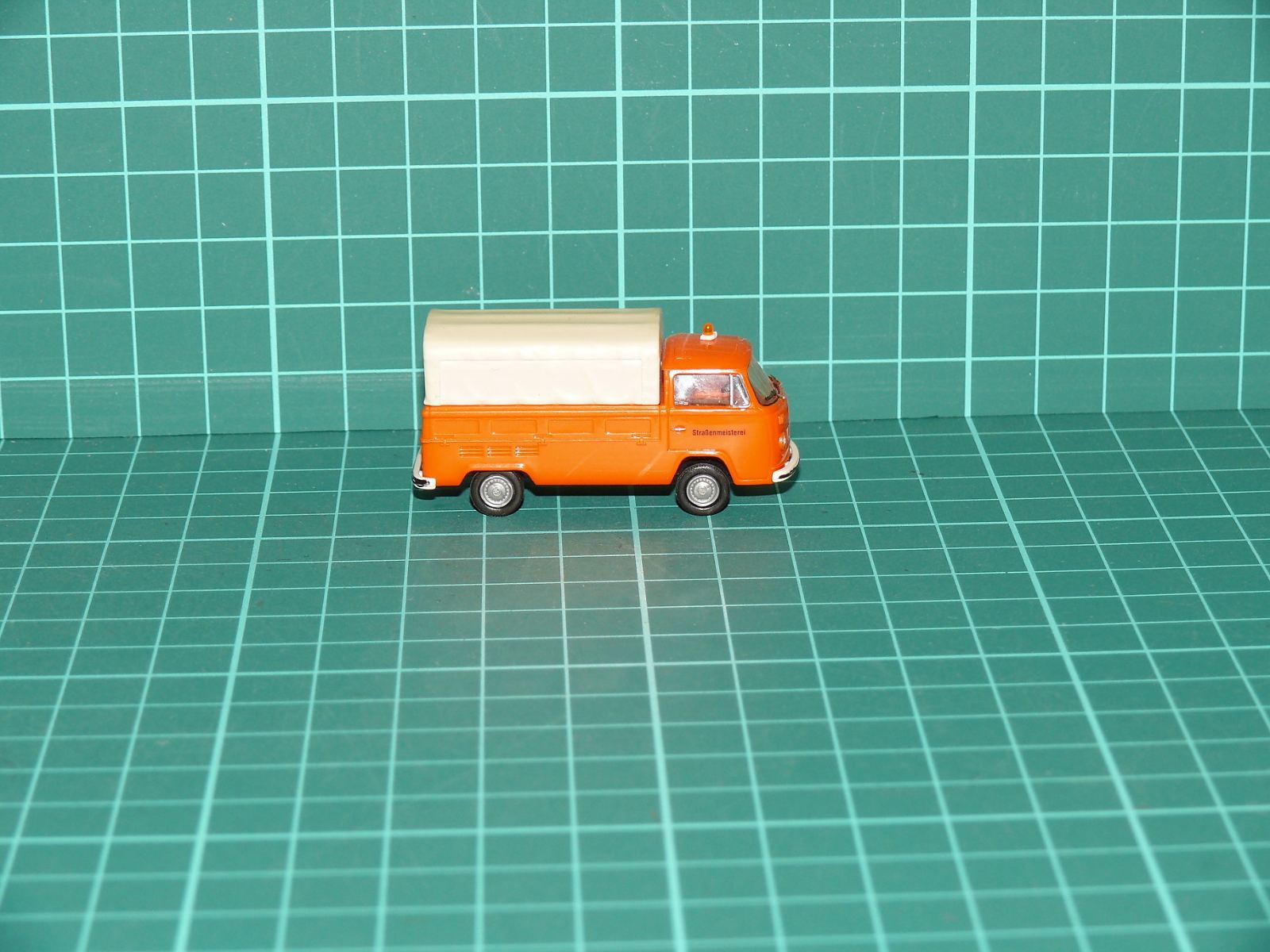 Brekina H0 - Užitkový automobil Volkswagen T2 valník s plachtou "Straßenmeisterei", oranžový – H0