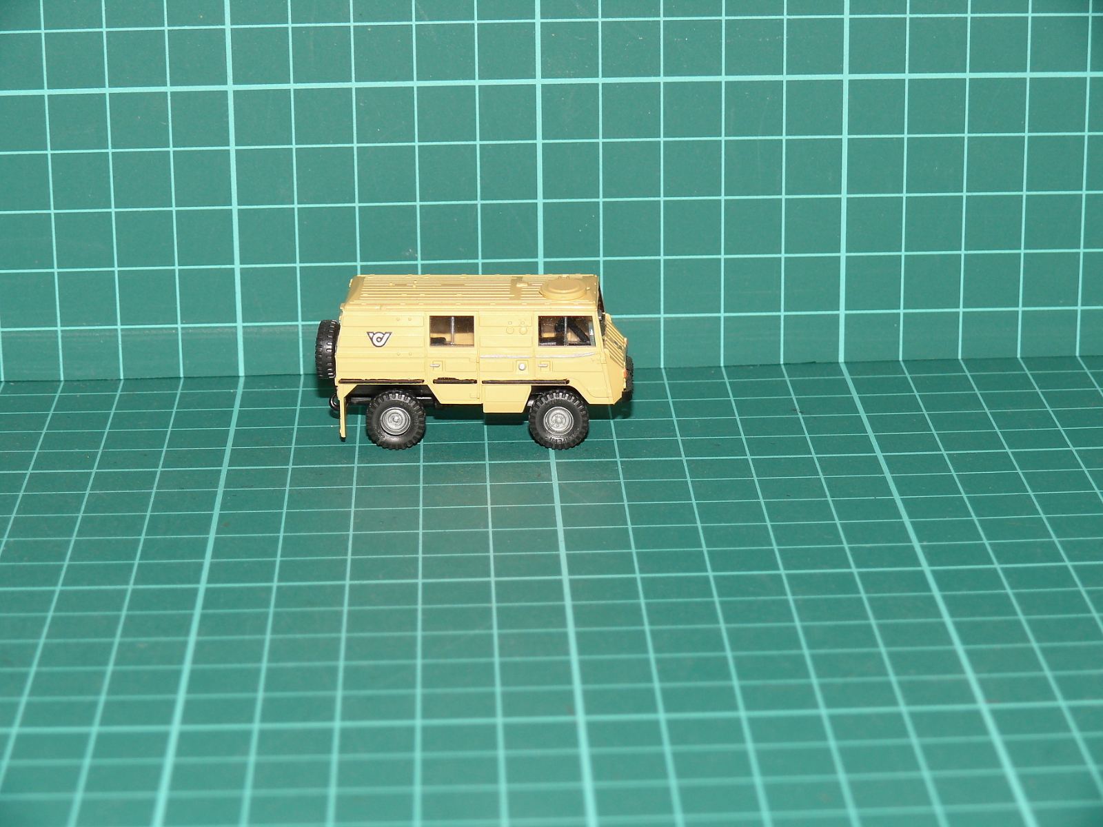 Roco H0 - Terénní užitkový automobil Steyr-Puch Pinzgauer 710 K "Österreichische Post" – H0