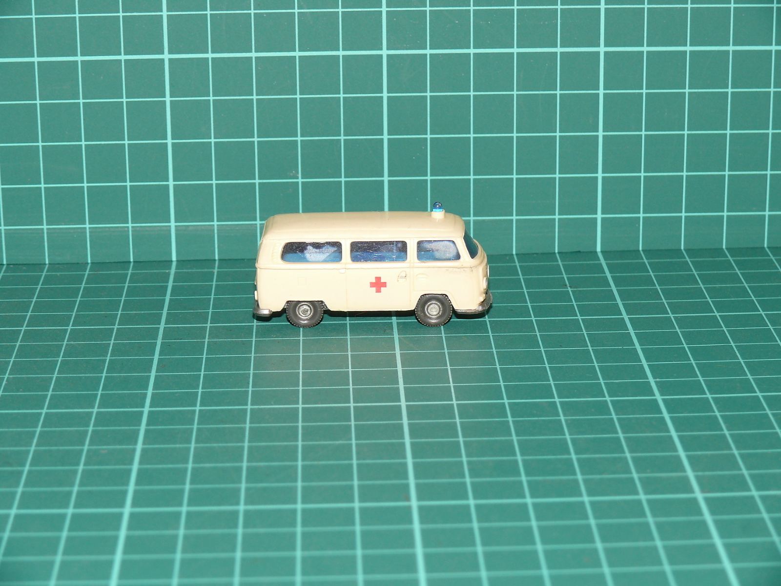 Wiking H0 - Sanitní automobil Volkswagen T2 "Krankenwagen", krémový – H0