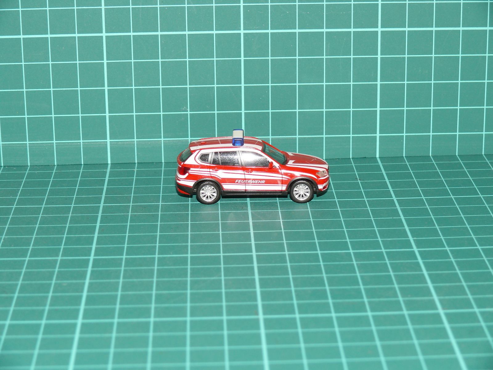 Herpa H0 - Osobní automobil BMW X1 (E84) "Feuerwehr", červeno-bílý – H0