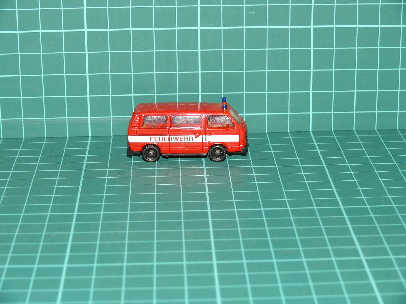 Herpa H0 - Minibus Volkswagen T3 Caravelle "FEUERWEHR", červený – H0