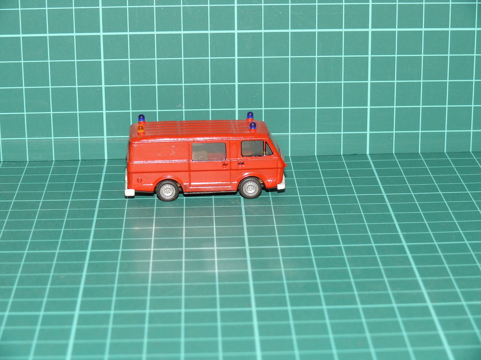 Herpa H0 - Dodávkový automobil Volkswagen LT 28 "Feuerwehr - NOTRUF 122", červený – H0