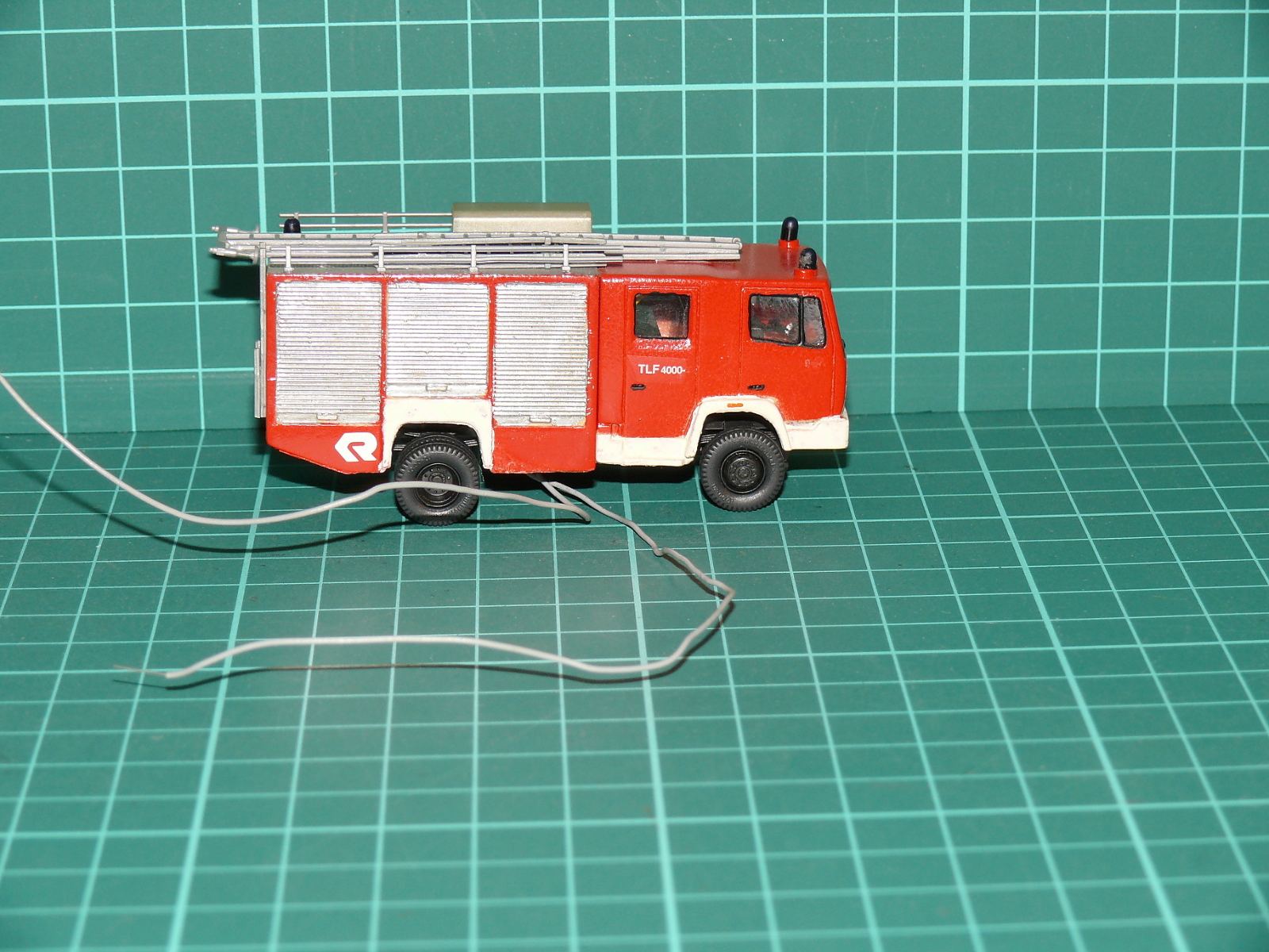 Roco H0 - Hasičský cisternový automobil Steyr 1491 "TLF 4000 - FEUERWEHR 122", s elektroinstalací – H0