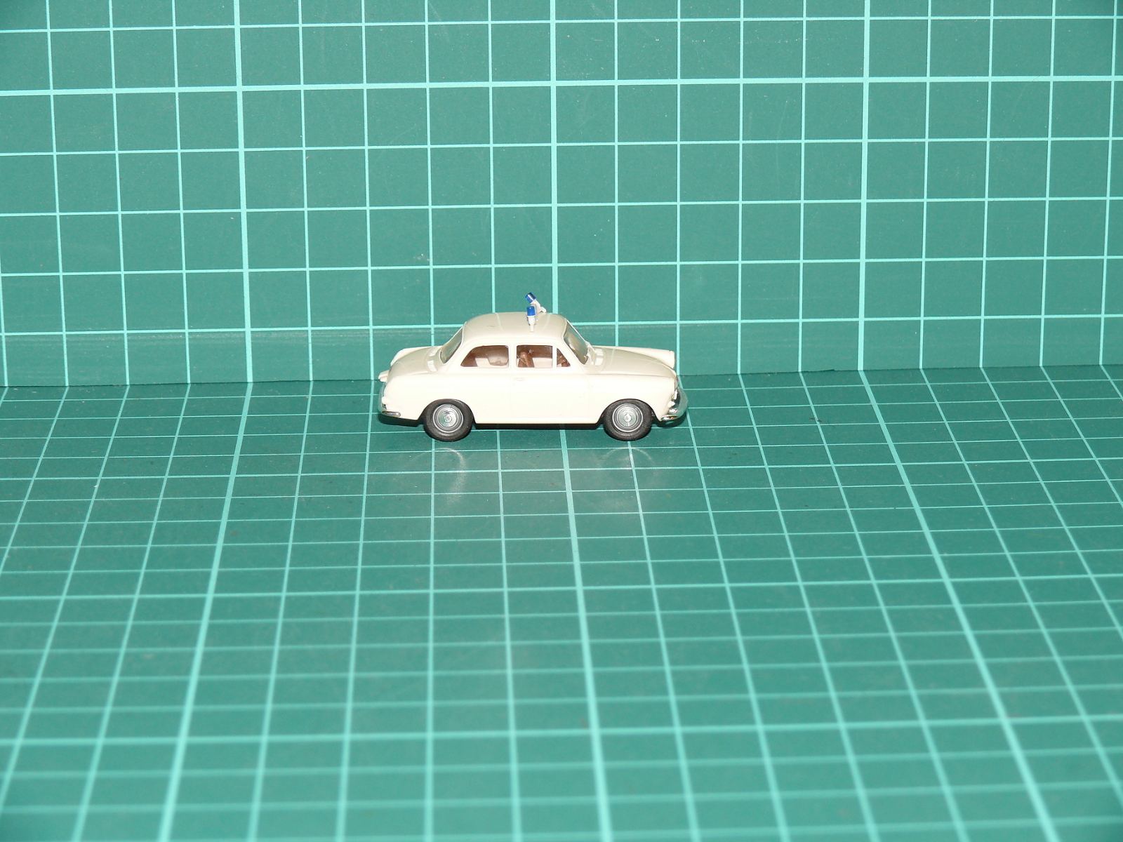 Brekina H0 - Osobní automobil Trabant P50 (500) "Volkspolizei", bílý – H0