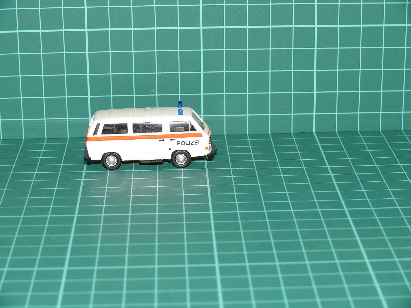 Schuco H0 - Dodávkový automobil Volkswagen T3 Caravelle "POLIZEI / UNFALLKOMMANDO", bílý – H0
