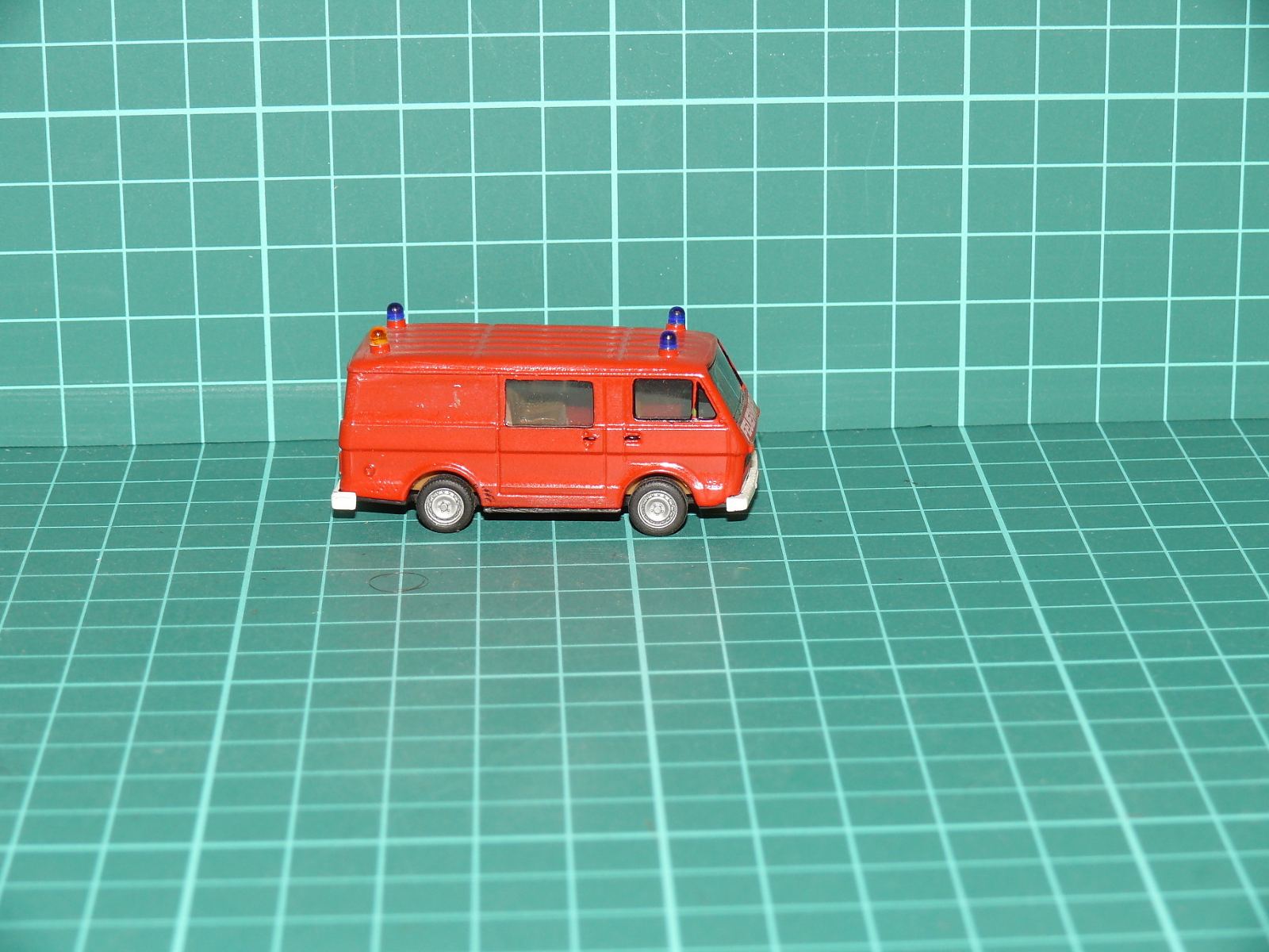 Herpa H0 - Dodávkový automobil Volkswagen LT 28 "Feuerwehr - NOTRUF 122", červený – H0