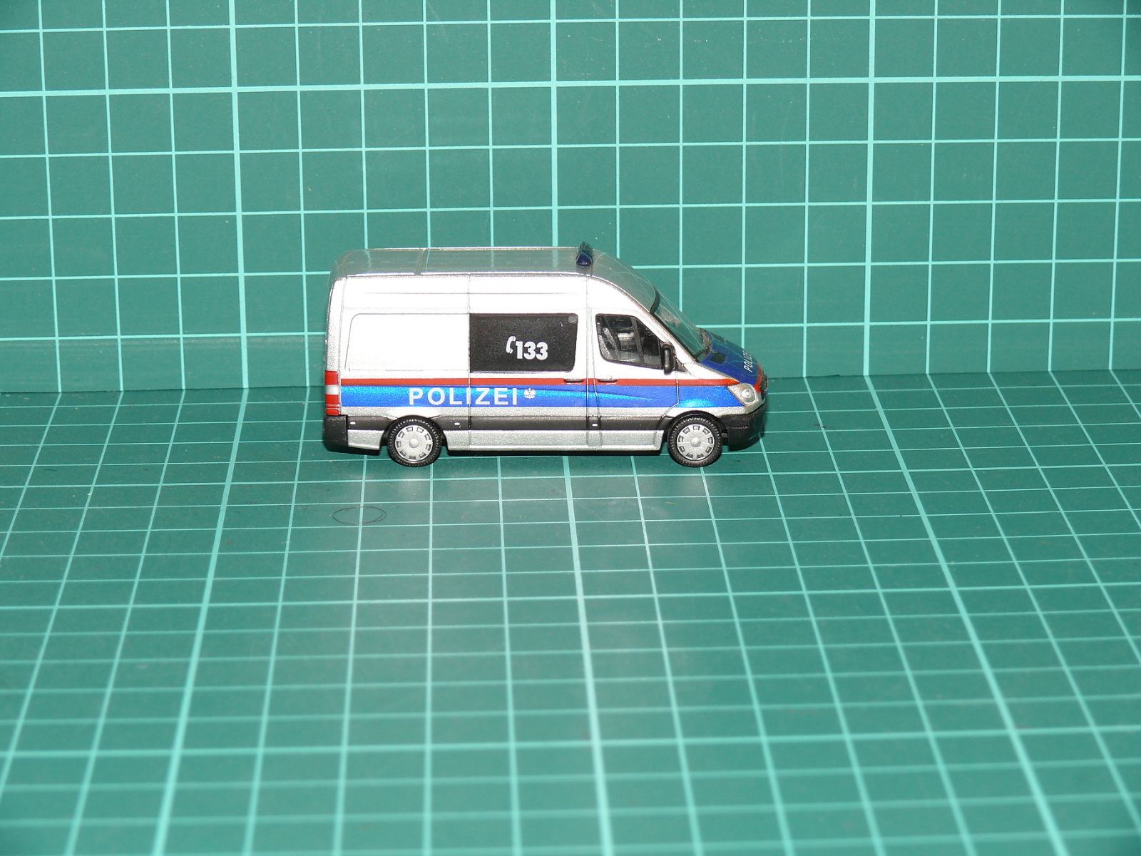 Schuco H0 - Dodávkový automobil Mercedes-Benz Sprinter "POLIZEI 133", stříbrná metalíza – H0