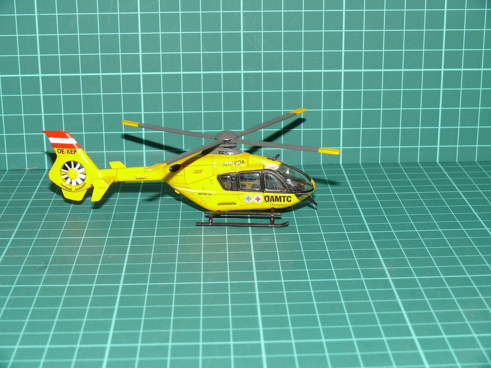 Herpa H0 - Záchranářský vrtulník Eurocopter EC 135 "ÖAMTC Christophorus" (OE-XEP) – H0