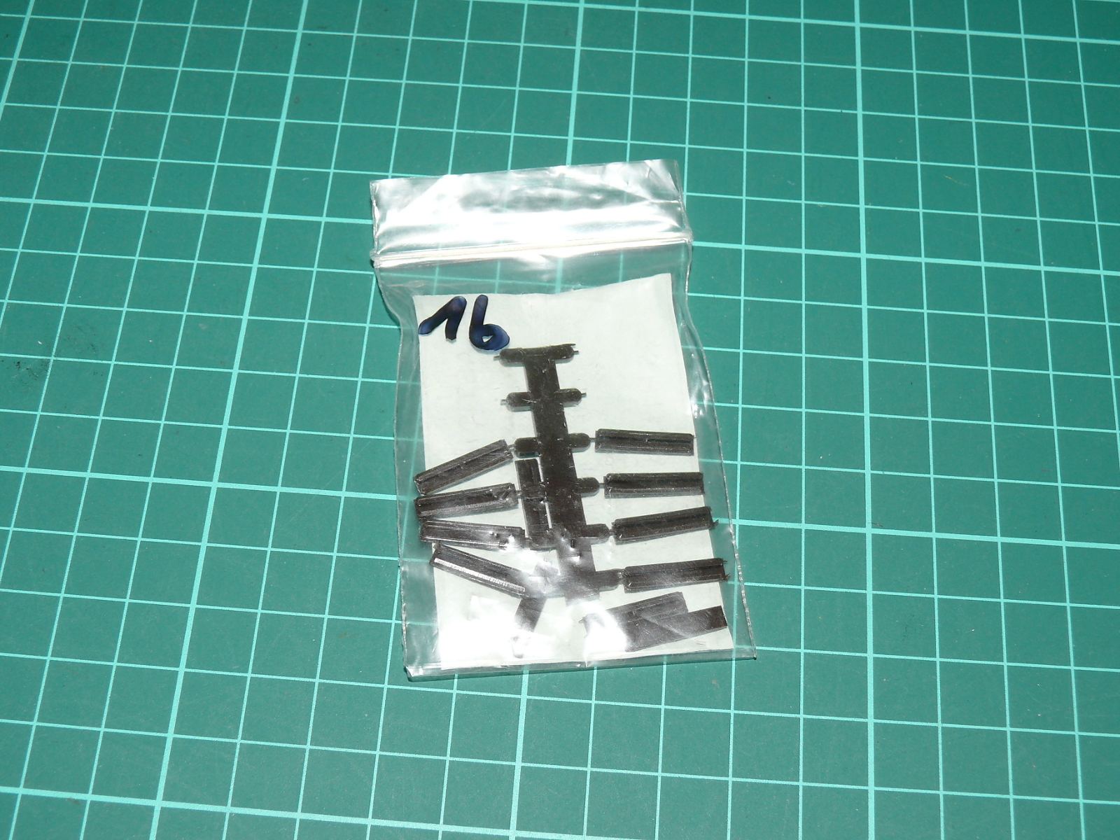 Shinohara H0 - Plastové izolační kolejnicové spojky (Plastic Rail Joiners) na rámečku – H0