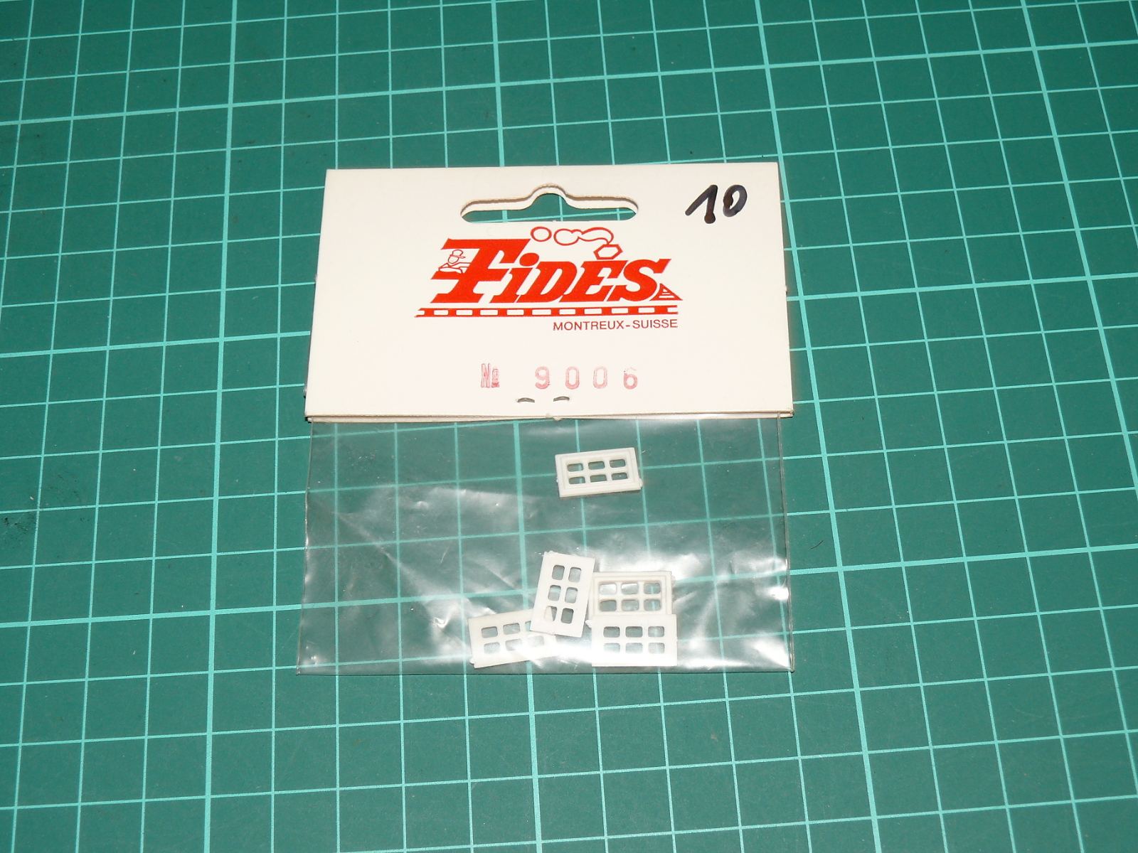 Fides H0 - Plastová okna pro stavbu a modifikaci modelových budov, bílá (kat. č. 9006) – H0