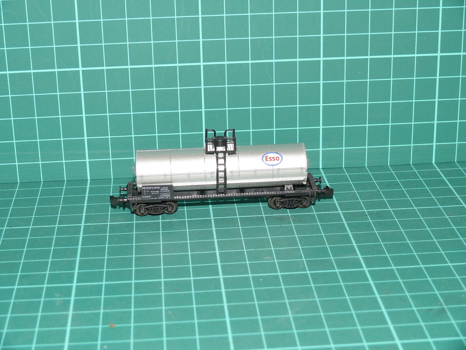 Minitrix N - Čtyřnápravový kotlový vůz Esso DB, epocha IV (13210 / 15210) – N